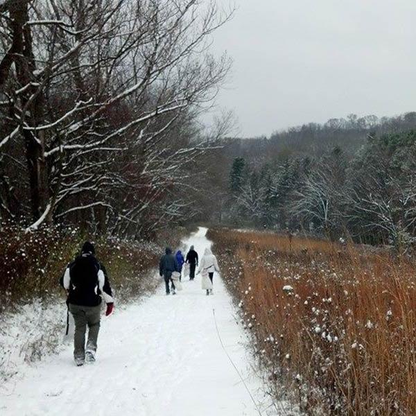 冬日徒步旅行的学生们